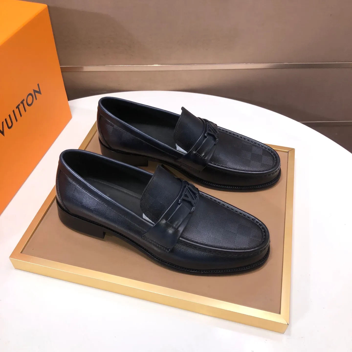 Men's men's shoes💰540💰[LV] (original single cowhide lining)🍀LV's latest genuine leather business suit shoes are available on the official website at the same time. The first-layer cowhide imported from Italy is made of heavy gold, and the official website has a 1:1 rubber outsole. Versatile to wear, high-end without losing class, and the color combination is extraordinary. This four-season style is alluring when worn on your feet, showing off your big-name flair. Standard code 38-45 (45 customized)